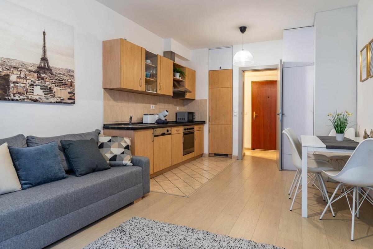Cleopatra Apartment *